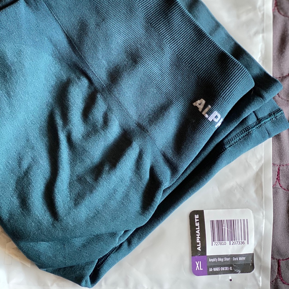 Alphalete Amplify biker shorts-dark water